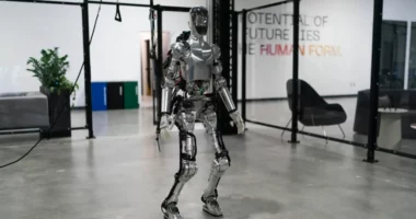 “BMW” teston robotë humanoidë në fabrikën e prodhimit në SHBA