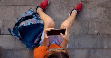 Studimi: Përdorimi i telefonëve inteligjentë dhe ankthi e depresioni tek adoleshentët