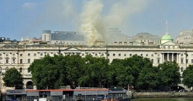 VIDEO/ Zjarri “kaplon” ndërtesën historike në qendër të Londrës