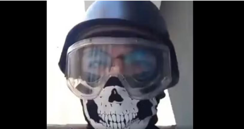 Me helmetë dhe maskë në fytyrë, i riu sulmon me thikë disa persona në Turqi. U frymëzua nga një video lojë