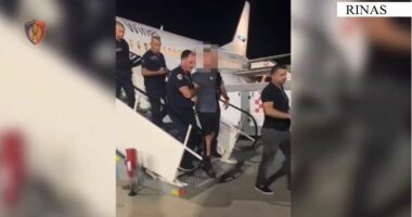 VIDEO/ U ekstraduan nga Dubai, momenti ku Plarent Dervishaj dhe Julian Meçaj mbërrijnë në Rinas