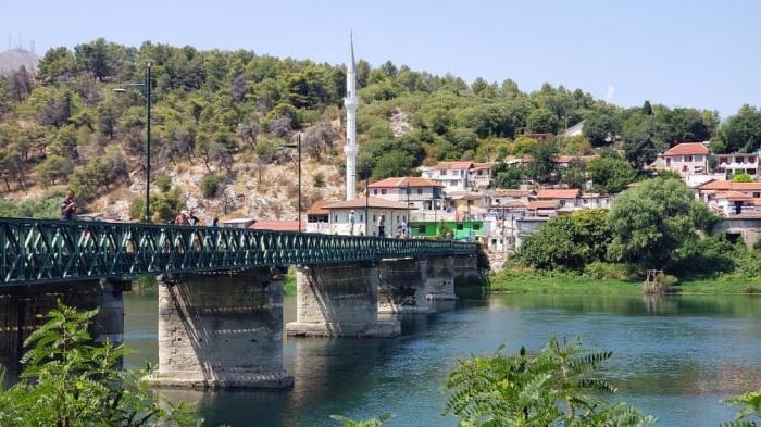 Parandalohet tragjedia në Shkodër, 49 vjeçari tentoi të hidhej nga ura në lumin Buna
