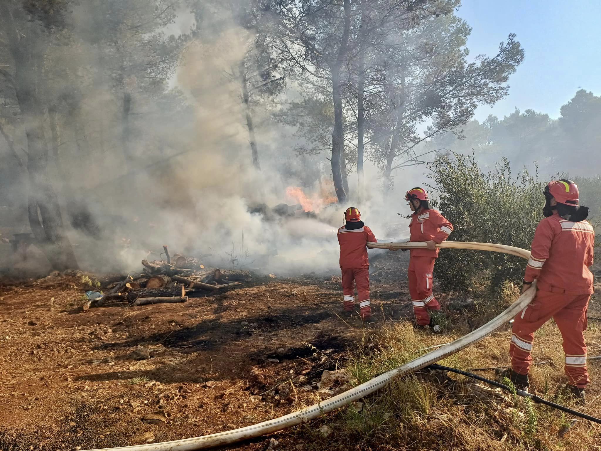 Situata me zjarret në vend, ministria e Mbrojtjes: 11 vatra ende aktive