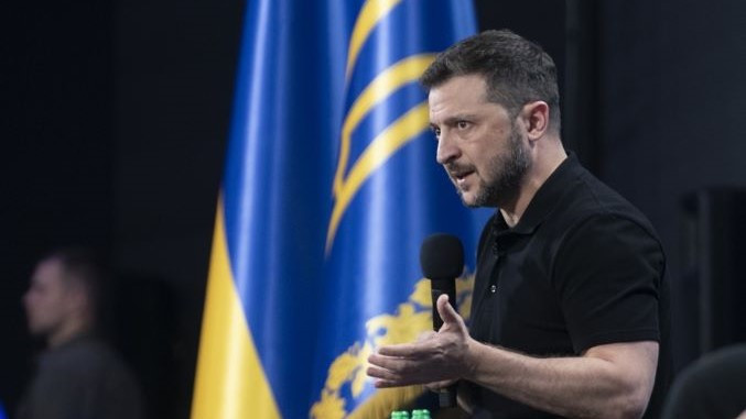 Zelensky i bën apel Perëndimit që të lejojë përdorimin e armëve të tyre për sulme ndaj bazave ruse