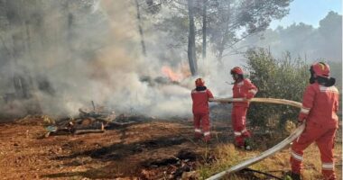 Zjarri në fshatin Skrevan në Urën Vajgurore, forcat e armatosura ndihmojnë në shuarjen e flakëve