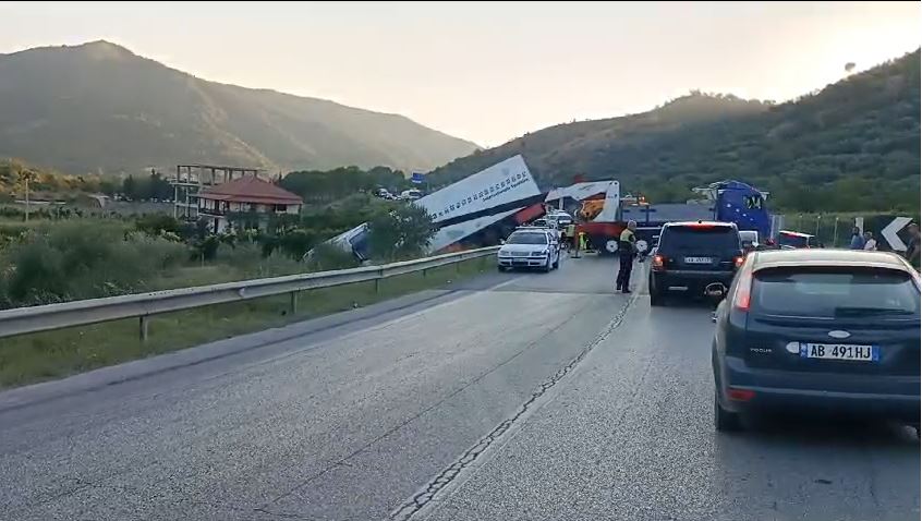 Aksident në aksin Elbasan-Peqin, shoferi humb kontrollin e mjetit dhe del nga rruga