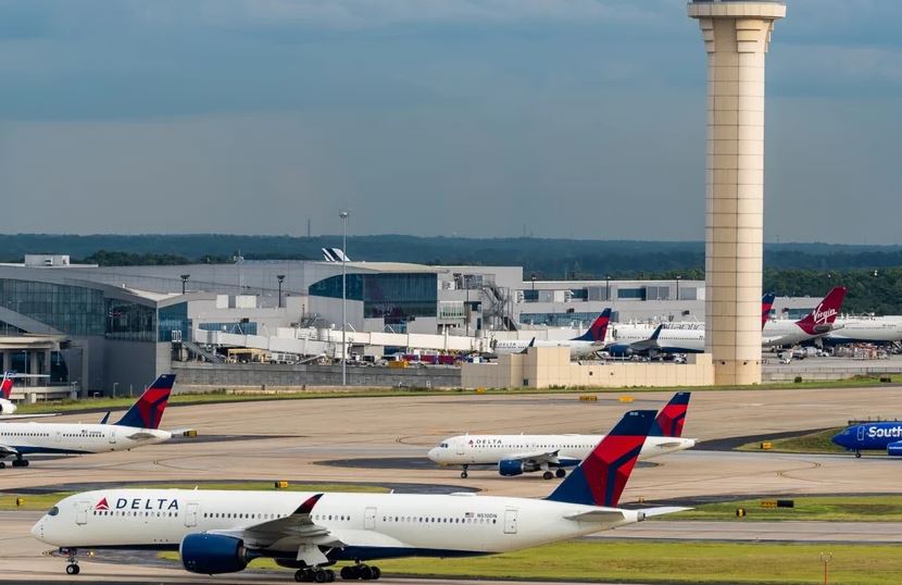 Tragjedi në aeroportin amerikan/ Shpërthen goma e avionit, dy të vdekur dhe një i plagosur