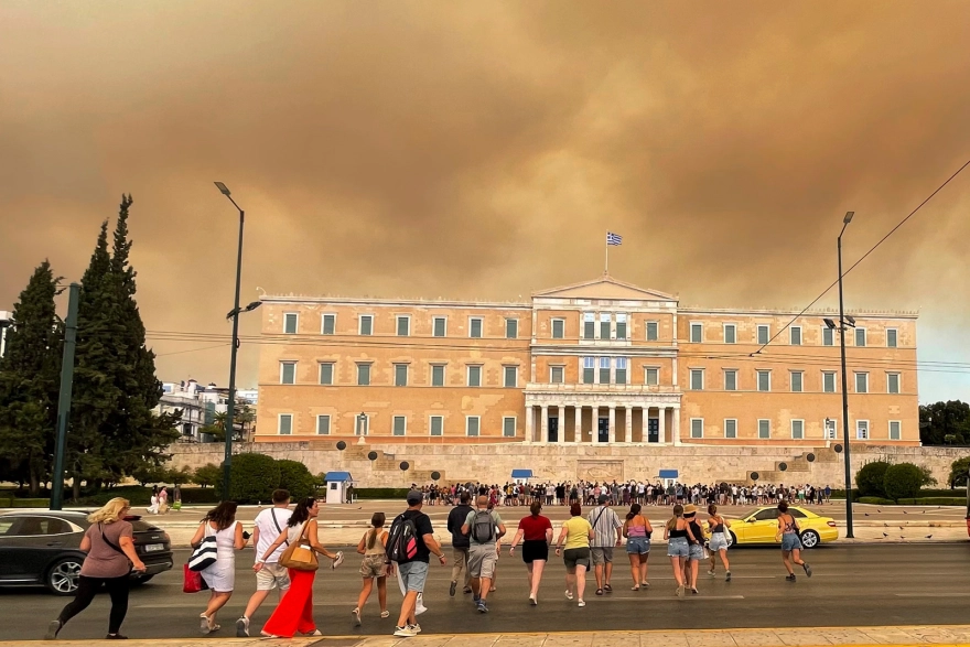 FOTO/ Pamje dramatike nga Athina, tymi i zi nga zjarret “pushton” kryeqytetin grek