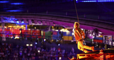 Mbyllja e Lojërave Olimpike/ Tom Cruise zbret në stadiumin e Parisit, ‘dorëzon’ flamurin olimpik në Los Angeles