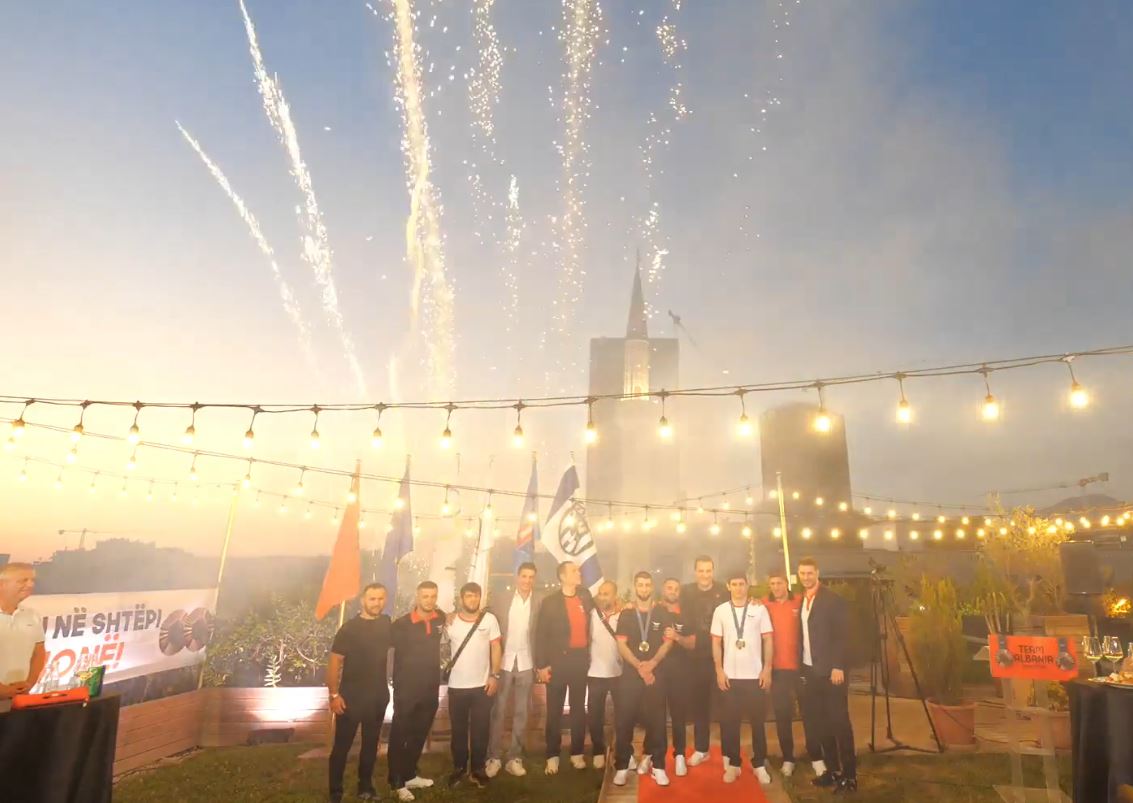 Ceremoni në Bashkinë e Tiranës për ekipin olimpik/ Veliaj: Sukses i paimagjinuar më parë për Shqipërinë