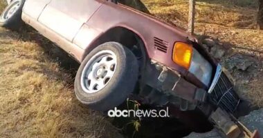 VIDEO/ Makina del nga rruga në Mamurras, lëndohet drejtuesi