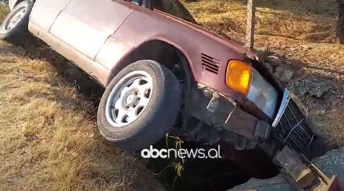 VIDEO/ Makina del nga rruga në Mamurras, lëndohet drejtuesi