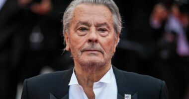 Shuhet burri më i bukur i shekullit XX/ Legjenda e filmit, Alain Delon ndërroi jetë në moshën 88-vjeçare