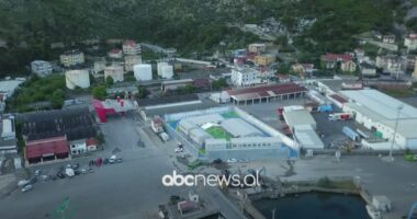 Shëngjini…pret emigrantët/ Vazhdon turizmin në qytetin bregdetar, gati qendra e pritjes së refugjatëve