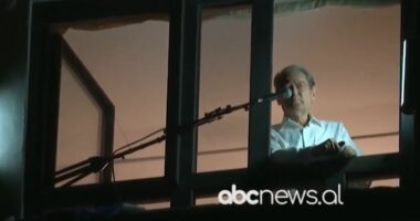 Berisha, i vetëm pa pushime/ Të gjithë në plazh, doktori në ballkon