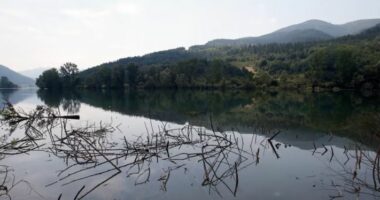 Fundoset një anije me emigrantë në lumin Drina, 7 persona të zhdukur