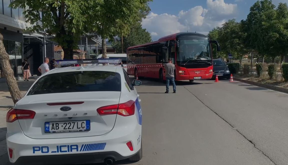 Korçë, autobusi përplas këmbësoren