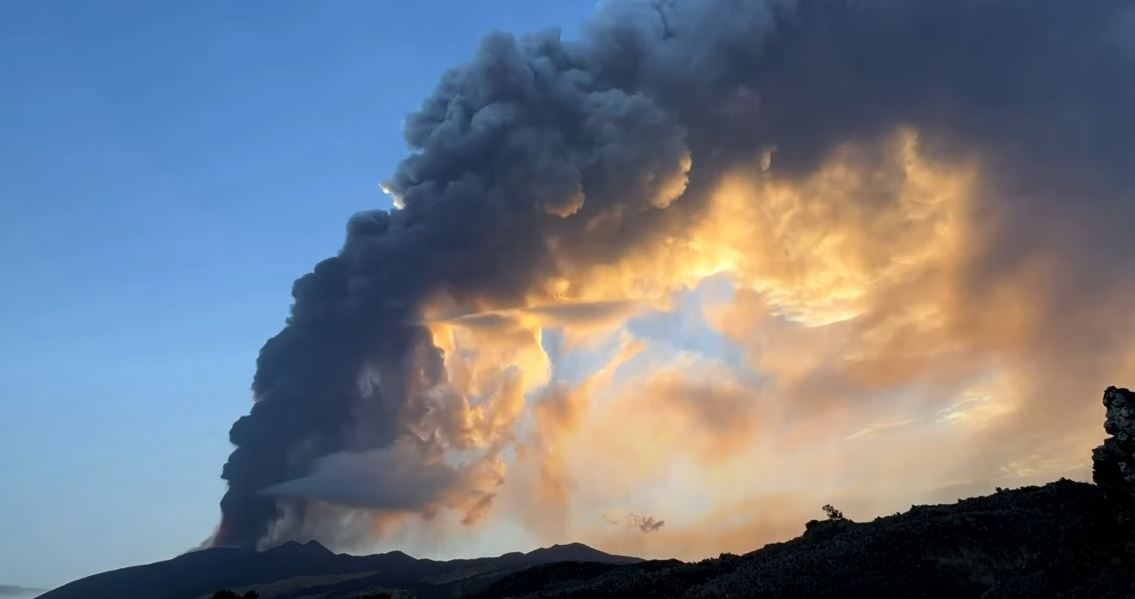 VIDEO/ Riaktivizohet për herë të pestë vullkani “Etna”, ndërpriten fluturimet në Katania