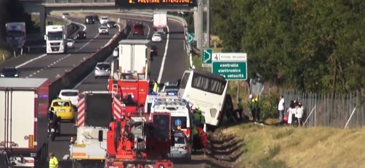 Aksidentohet autobusi me turistë në Itali, një i vdekur, 25 të plagosur