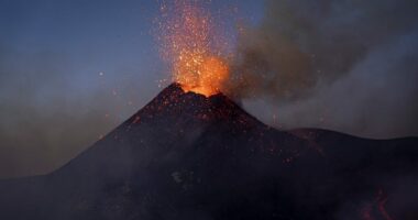Mbyllet aeroporti në Katania pas shpërthimit të Etna-s