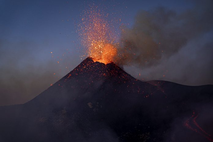 Mbyllet aeroporti në Katania pas shpërthimit të Etna-s