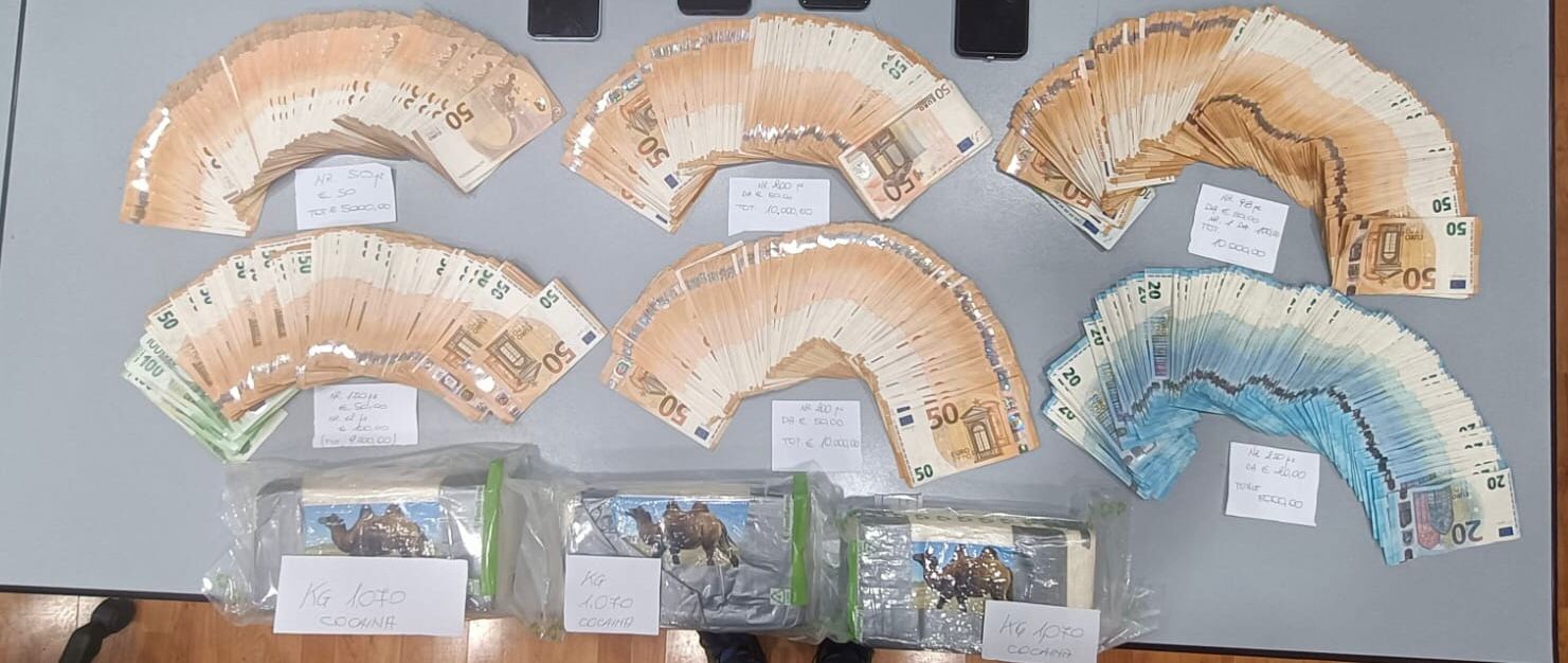 Kishin fshehur 3 kg në motorin e makinës, arrestohen dy të rinj shqiptarë në Itali