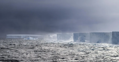 I bllokuar në oqean, çfarë po ndodh me ajsbergun më të madh në botë?