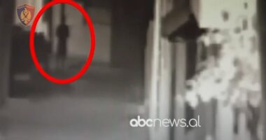 VIDEO/ Zbardhet djegia e qëllimshme e automjetit në Vlorë, momenti kur 17-vjeçari i vuri flakën makinës