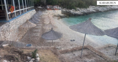 120 shezlongë pa leje në Karaburun dhe punonjës të pasiguruar, procedohet penalisht pronari i lokalit