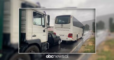 Aksident zinxhir në autostradën Shkodër-Lezhë/ Makina përplaset me autobusin, më pas goditet nga kamioni