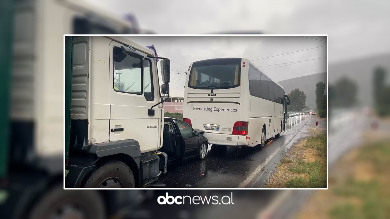 Aksident zinxhir në autostradën Shkodër-Lezhë/ Makina përplaset me autobusin, më pas goditet nga kamioni