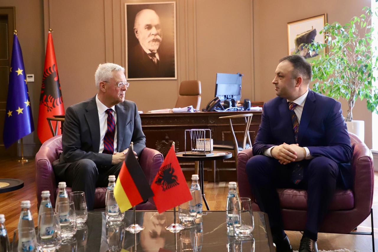 Ministri Hoxha pret ambasadorin gjerman në Tiranë: Konsolidim të marrëdhënieve, intensifikojmë operacionet policore