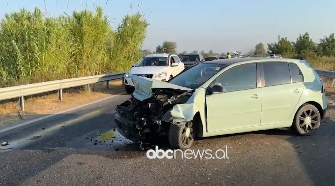 Aksident në autostradën Lezhë-Shkodër/ Del nga rruga automjeti dhe përplaset me barrierat anësore