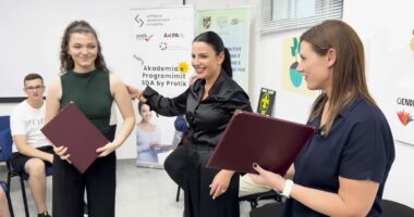 Kurs 8-mujor për kodimin, Balluku dhe Muzhaqi shpërndajnë certifikatat për të rinjtë e Dibrës