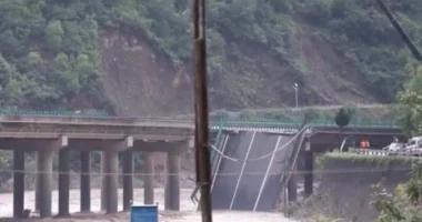 Shembja e urës në Kinë nga shirat e rrëmbyeshëm, shkon në 38 numri i viktimave