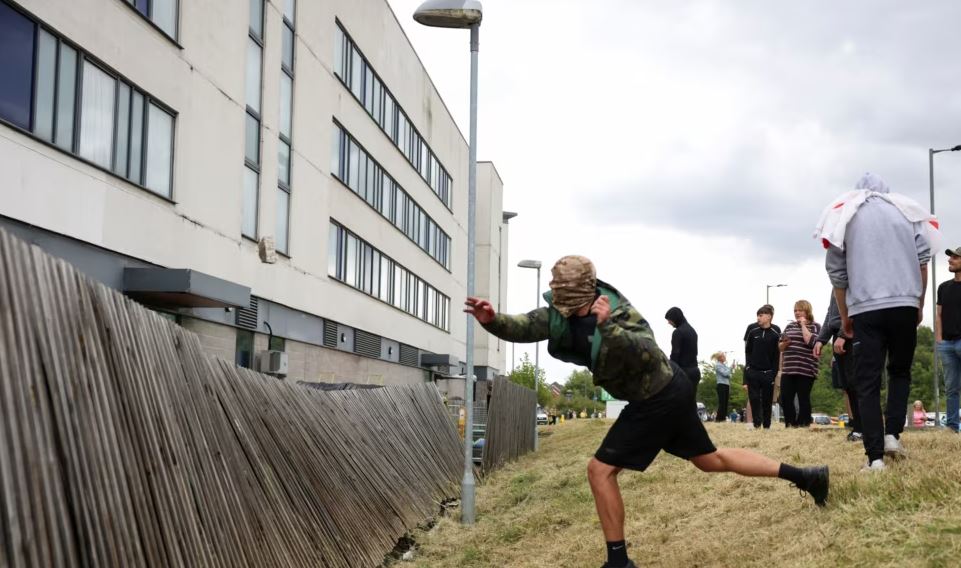 Policia britanike përgatitet për protesta të reja antimyslimane