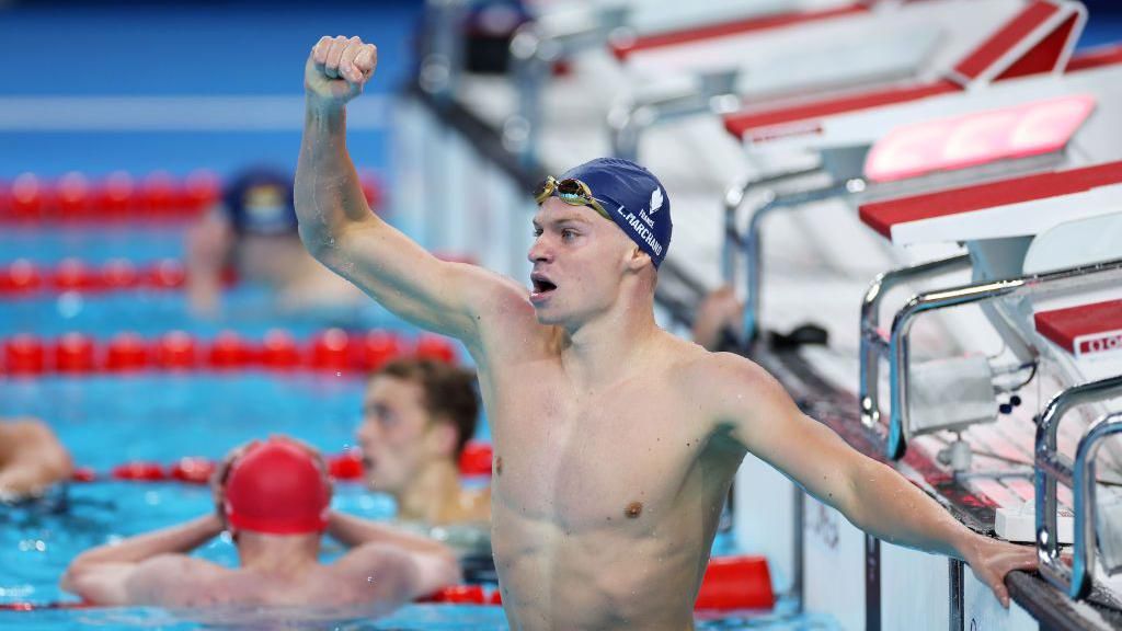 Lojërat Olimpike/ Leon Marchand i pandalshëm, “peshkaqeni” francez fiton medaljen e tretë të artë në not