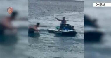 VIDEO/ U bllokuan në det, shpëtohen dy pushuesit në Dhërmi