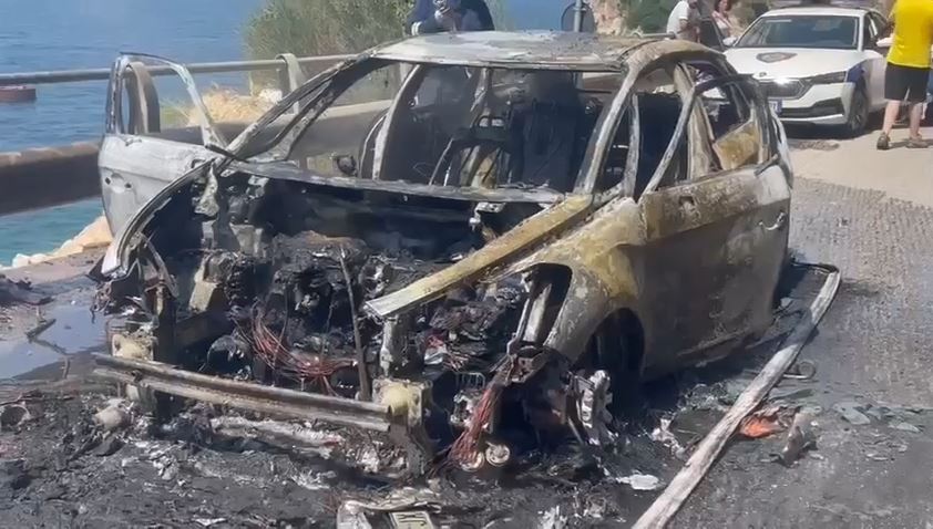 VIDEO/ Merr flakë një automjet në Vlorë, shkrumbohet totalisht