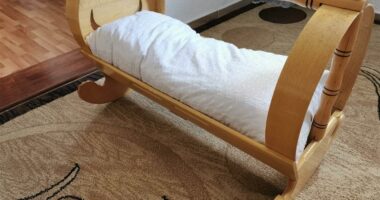 Ngjarje e rëndë në Kosovë/ 2-vjeçarja humb jetën tragjikisht, pasi u rrokullis djepi ku ishte e lidhur