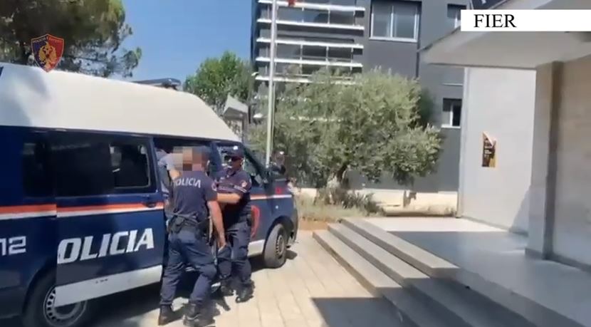 EMRAT/ Në kërkim për përpunim dhe shitje të narkotikëve, arrestohen dy persona në Fier