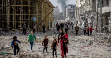 Dëshmitë tronditë të luftës/ Gaza, konflikti një vjeçar ka lënë pas mjerim, uri dhe fëmijë jetimë