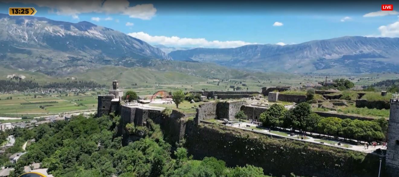 Turistët në kalanë e Gjirokastrës/ Interes edhe për shtëpitë karakteristike të qytetit të gurtë