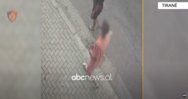 EMRAT/ I vodhën varësen e floririt një gruaje dhe më pas u larguan, arrestohen dy të rinjtë në Tiranë