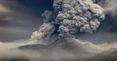 VIDEO/ Shpërthimi i vullkanit pas tërmetit në Rusi, pamje të pabesueshme të kapura në kamera