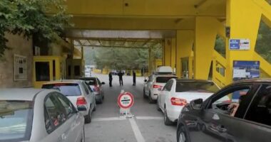 Fluks udhëtarësh në Kapshticë, emigrantët vijnë nga Greqia, nuk ka radhë