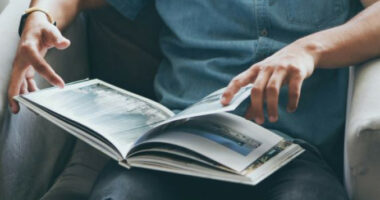 E pazakontë/ Hajduti hyn në shtëpi për vjedhur, por e shpërqendron libri