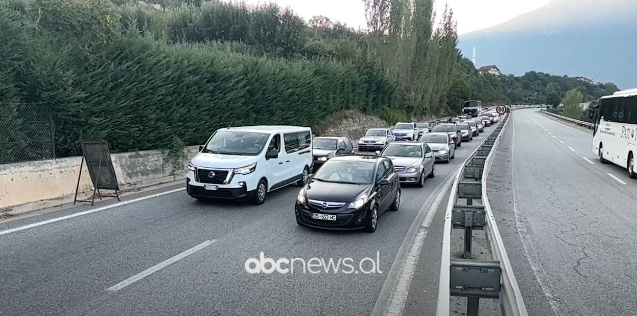 VIDEO/ Fluks në Morinë, shqiptarët e Kosovës drejt Shqipërisë për të kaluar fundjavën