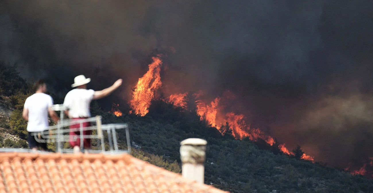 Zjarri “rrethon” Athinën/ Digjen shtëpi e makina, kryeqyteti grek mbulohet nga tymi i zi. Evakuime në 11 zona