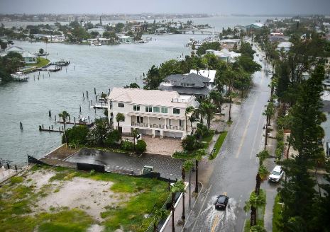 Stuhia tropikale “Debby” godet Floridan, 5 të vdekur